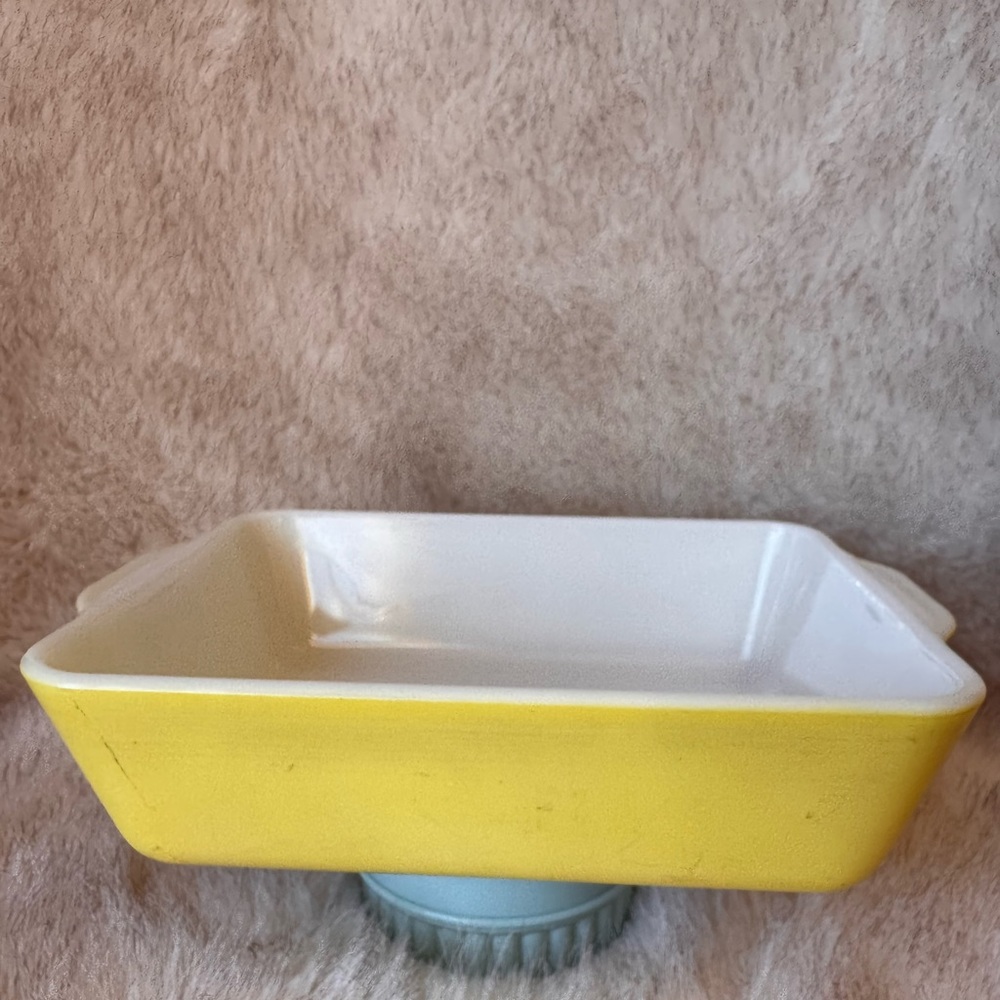 Pyrex yellow baking dish